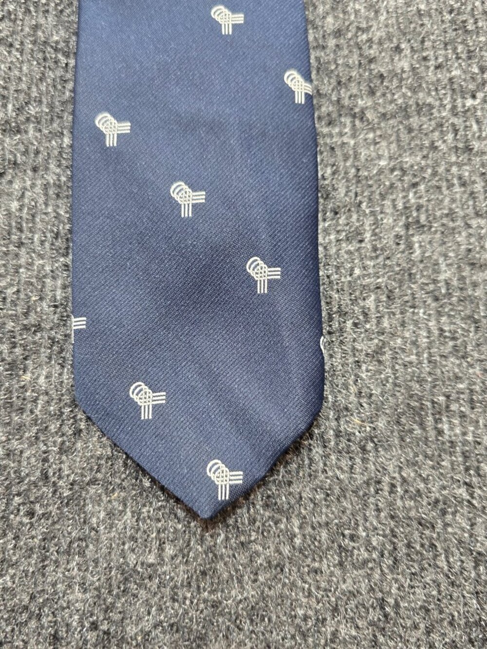 Vintage Prince Consort Golden Clasp Tie USA Patent 3053095 Blue White Pattern Po